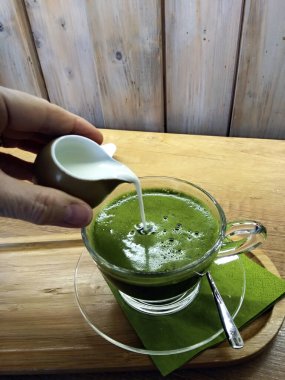 Matcha tea latte. Cam bardakta organik yeşil çay.. 