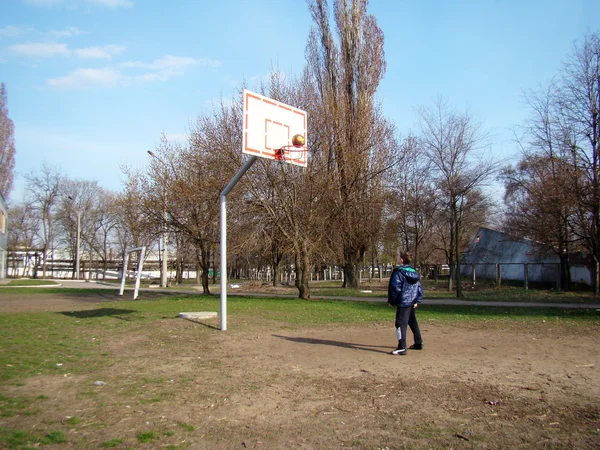 Играть в баскетбол — стоковое фото