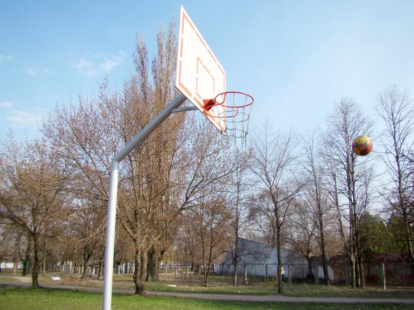 Hrát basketbal — Stock fotografie