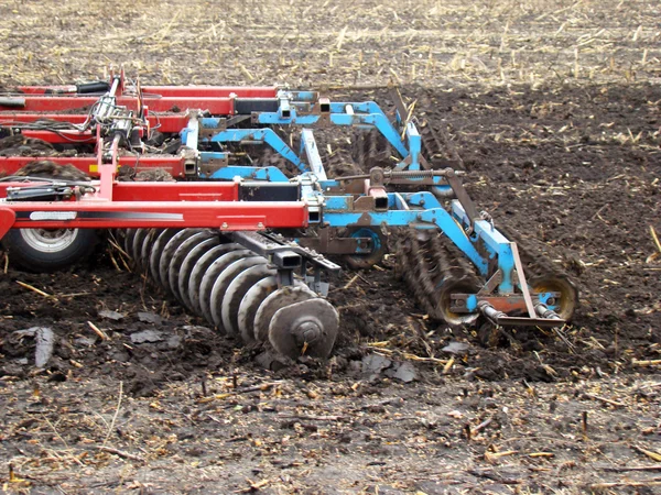 Tracteur labourant un champ — Photo