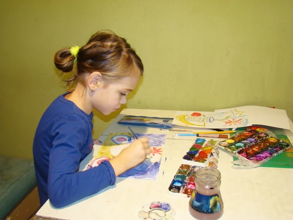Criança desenha pinturas — Fotografia de Stock