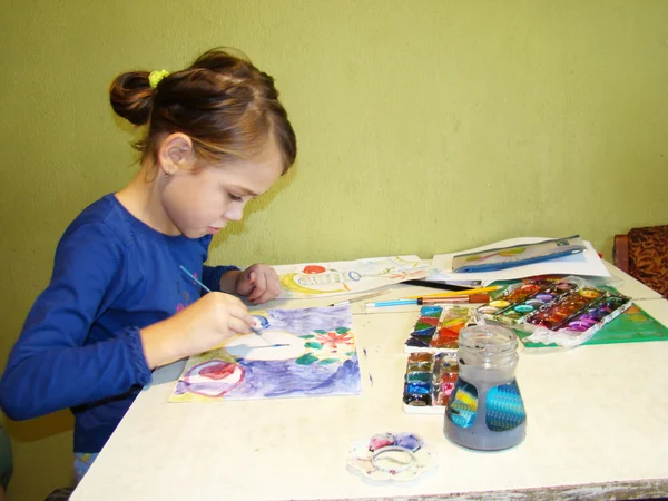 Çocuk boyalar çizer — Stok fotoğraf