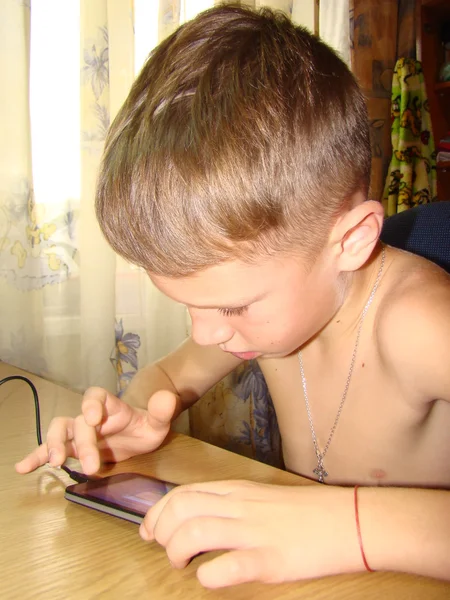 Un niño jugando por teléfono — Foto de Stock