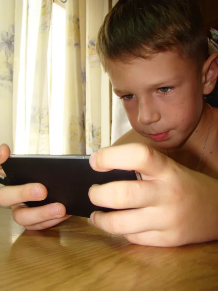 Ребенок, играющий по телефону — стоковое фото