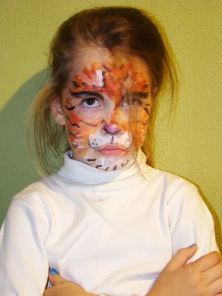 Menina com o rosto do tigre — Fotografia de Stock