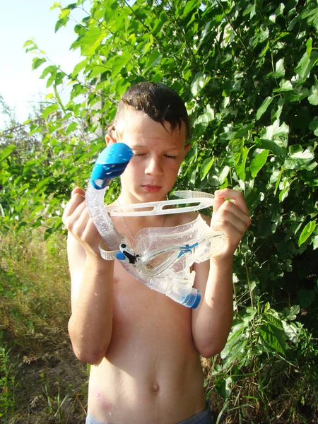 Ein Kind badet im Fluss — Stockfoto