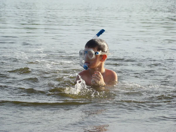 Дети купаются в реке — стоковое фото