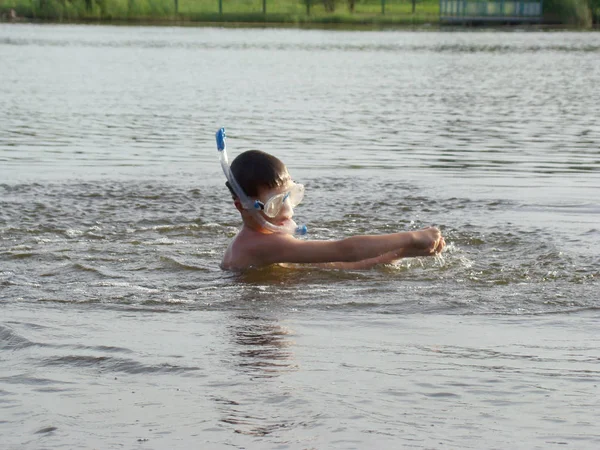 Kinder baden im Fluss — Stockfoto