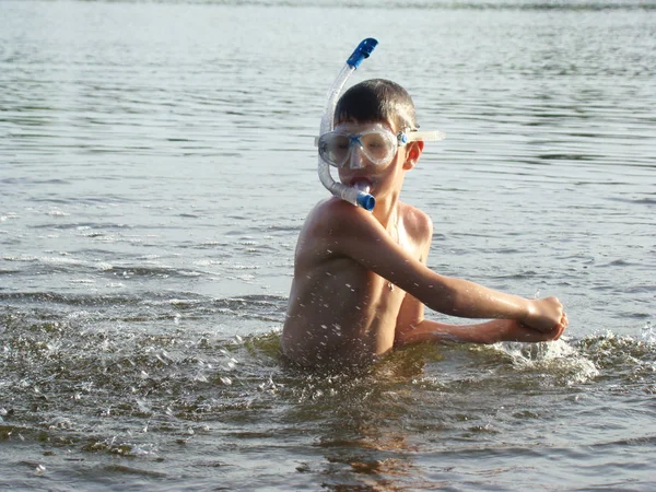 Kinder baden im Fluss — Stockfoto