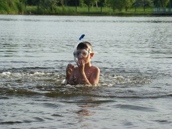 강에 목욕 하는 아이 들 — 스톡 사진