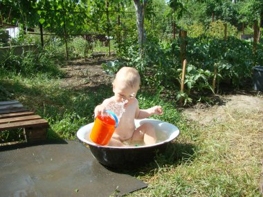 küçük çocuk banyo