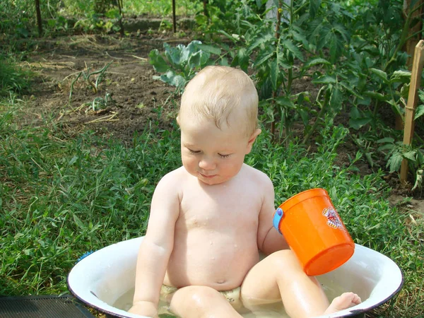 Mały chłopiec jest skąpany — Zdjęcie stockowe