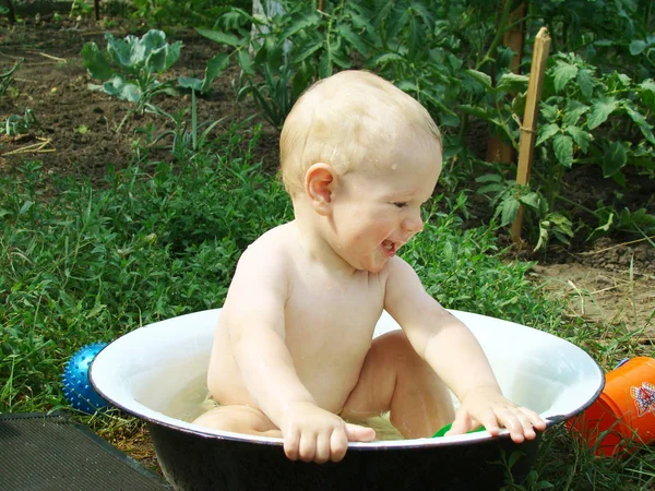 Pequeno menino é banhado — Fotografia de Stock
