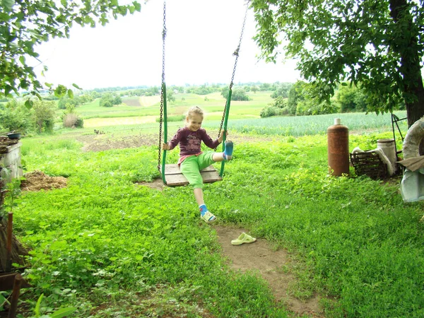 Niño montando en un columpio —  Fotos de Stock