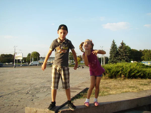 Menino e menina — Fotografia de Stock