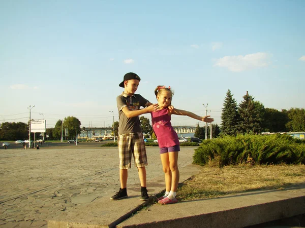 Menino e menina — Fotografia de Stock