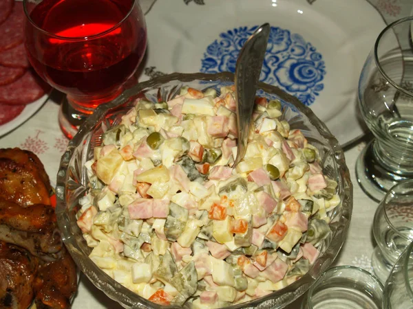 Салат "Олів'є" холодна закуска — стокове фото
