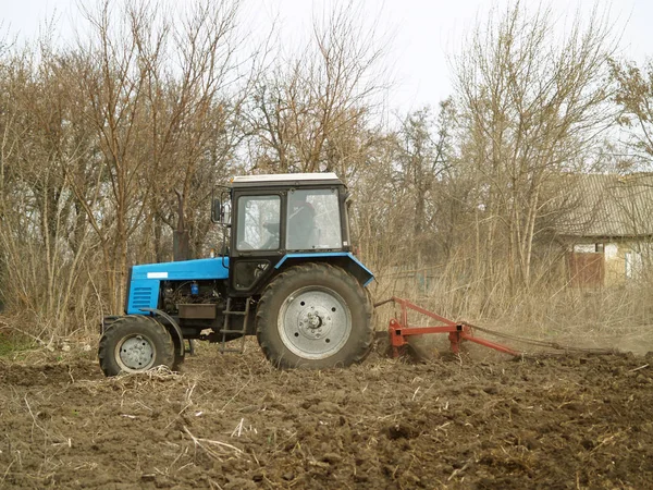 Traktor på ett fält — Stockfoto