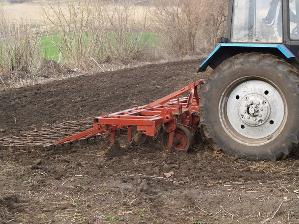 Tracteur dans un champ — Photo