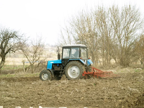 Traktorin pellolla — kuvapankkivalokuva