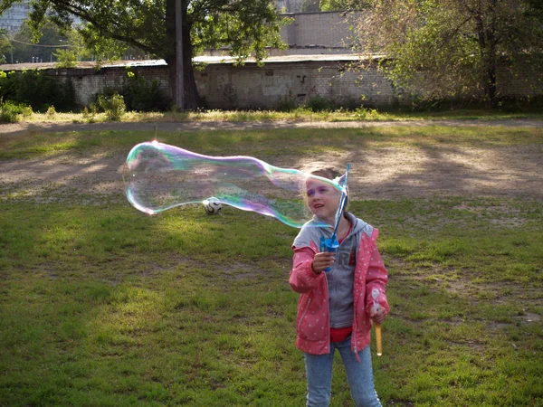 Gyermek fúj buborékok — Stock Fotó