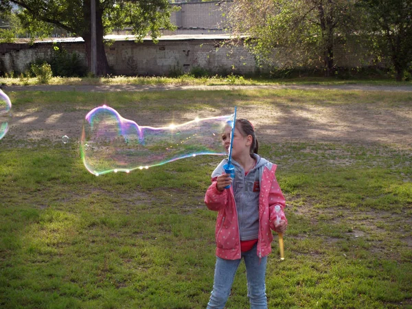 Niño soplar burbujas —  Fotos de Stock