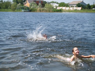 çocuklar yüzmek ve sahip eğlenceli rive