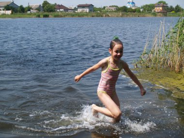 çocuklar yüzmek ve sahip eğlenceli rive