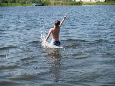 çocuklar yüzmek ve sahip eğlenceli rive