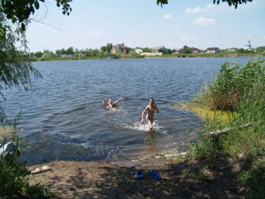 çocuklar yüzmek ve sahip eğlenceli rive