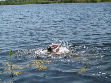 çocuklar yüzmek ve sahip eğlenceli rive