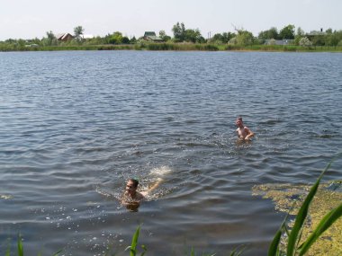 çocuklar yüzmek ve sahip eğlenceli rive