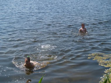 çocuklar yüzmek ve sahip eğlenceli rive