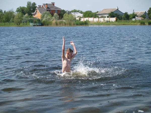 Çocuk nehirde yıkanmak