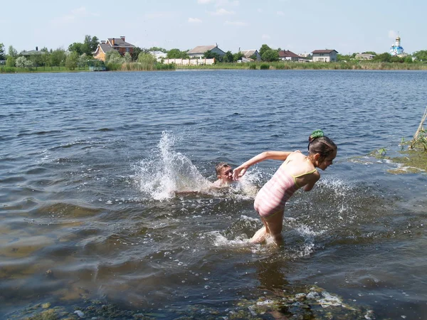Παιδιά Κολυμπούν Και Έχοντας Διασκέδαση Rive — Φωτογραφία Αρχείου