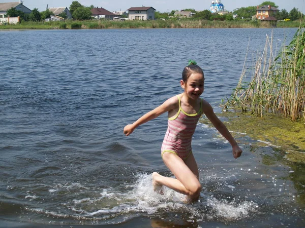 çocuklar yüzmek ve sahip eğlenceli rive