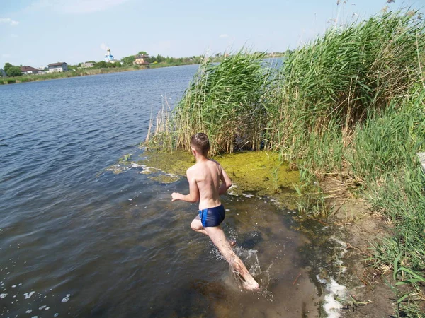 çocuklar yüzmek ve sahip eğlenceli rive