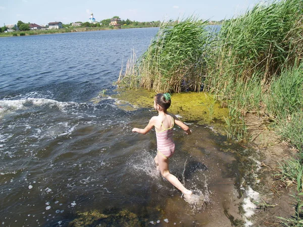 Gyermekek Úszni Birtoklás Móka Foly — Stock Fotó