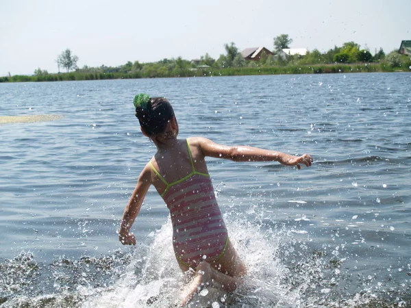 Kinder Schwimmen Und Haben Spaß Fluss — Stockfoto