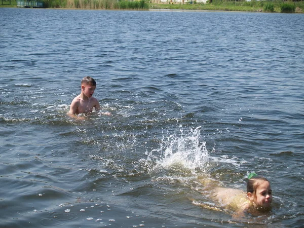 Kinder Schwimmen Und Haben Spaß Fluss — Stockfoto