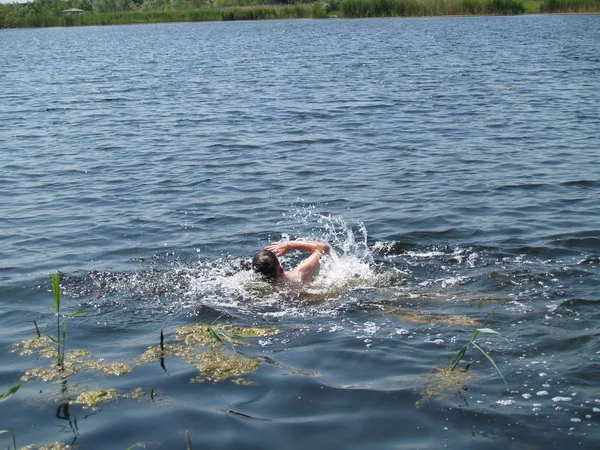 çocuklar yüzmek ve sahip eğlenceli rive