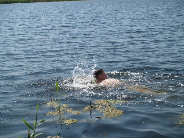 çocuklar yüzmek ve sahip eğlenceli rive