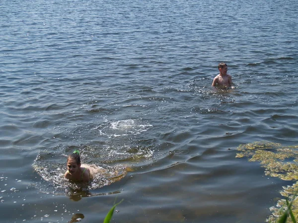 çocuklar yüzmek ve sahip eğlenceli rive