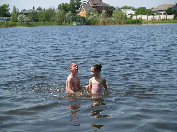 çocuklar yüzmek ve sahip eğlenceli rive