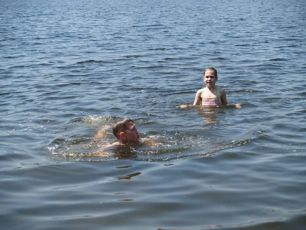 川で子供いて 泳ぐ楽しみ — ストック写真