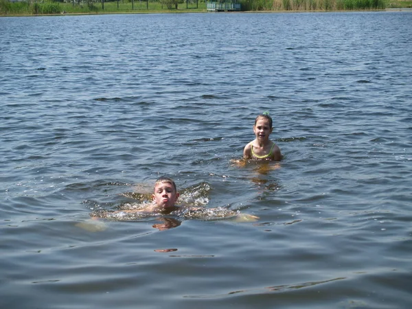 川で子供いて 泳ぐ楽しみ — ストック写真