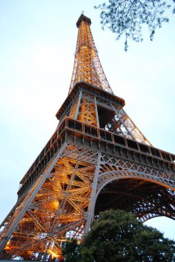 Eyfel Kulesi gecesi, Paris 'in en tanınabilir dönüm noktası.