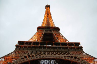 Eyfel Kulesi gecesi, Paris 'in en tanınabilir dönüm noktası.