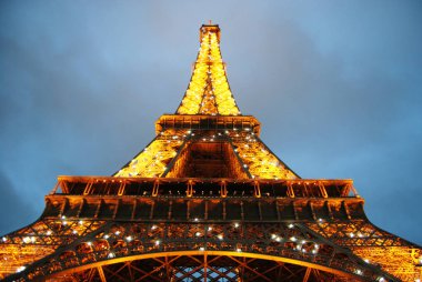 Eyfel Kulesi gecesi, Paris 'in en tanınabilir dönüm noktası.
