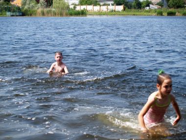 Çocuk nehirde yıkanmak